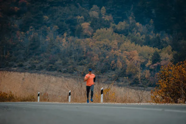 Uomo Anziano Buona Forma Che Corre All Aperto Sul Ciglio — Foto Stock