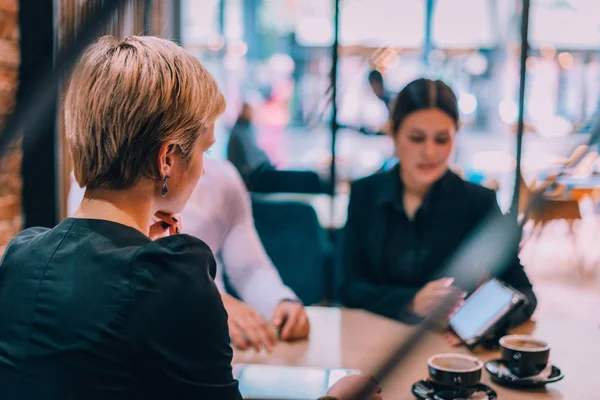 Encontro Negócios Com Jovem Casal Seu Consultor Financeiro Dentro Café — Fotografia de Stock