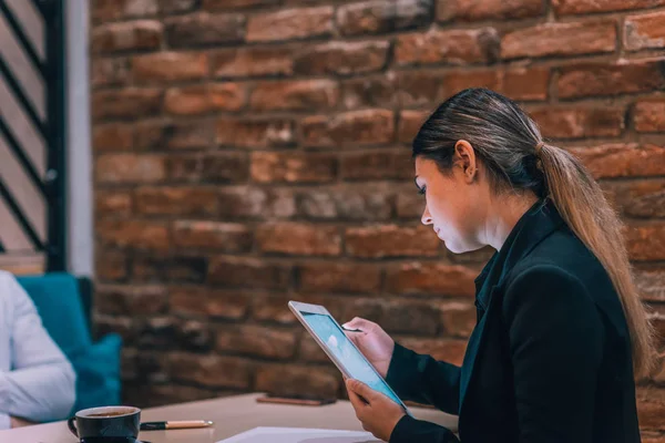 Όμορφη Επιχειρηματίας Κάθεται Ένα Καφέ Εργάζεται Στο Tablet Της Και — Φωτογραφία Αρχείου