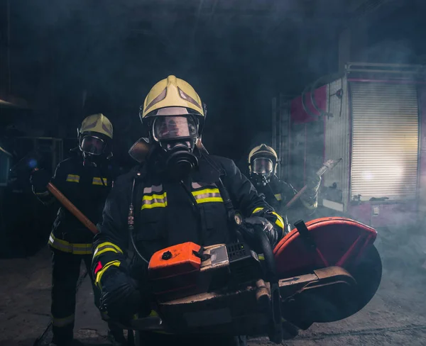 Retrato Bombeiro Segurando Uma Motosserra Resgate Garagem Esfumaçada Dos Bombeiros — Fotografia de Stock