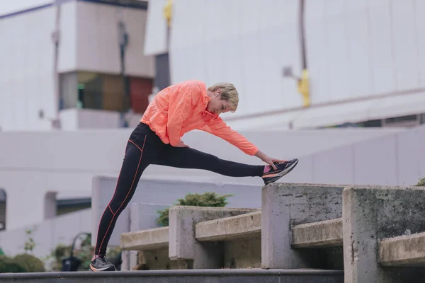 Niña Usando Ropa Deportiva Durante Entrenamiento Fitness Una Zona Urbana — Foto de Stock