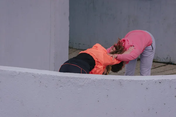 Fille Athlétique Attrayante Faisant Exercice Dans Une Zone Urbaine Pendant — Photo