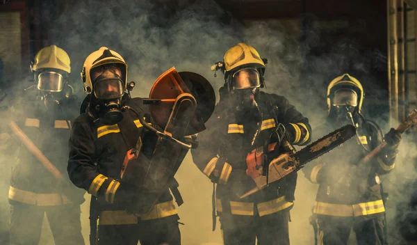 Група Пожежників Формі Позування Всередині Гаража Пожежного Відділення — стокове фото