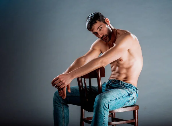 Stilvoller Junger Mann Blauer Jeanshose Posiert Halb Nackt — Stockfoto