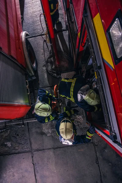 Brandmän Som Kontrollerar Brandmotorn Inne Brandkåren Fågelperspektiv — Stockfoto