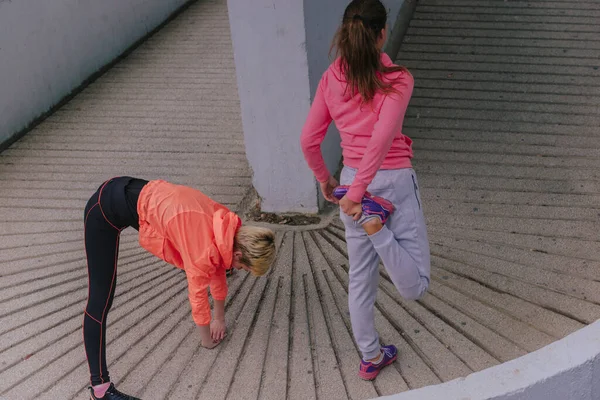 Meninas Usando Sportswear Durante Treinamento Fitness Uma Área Urbana — Fotografia de Stock