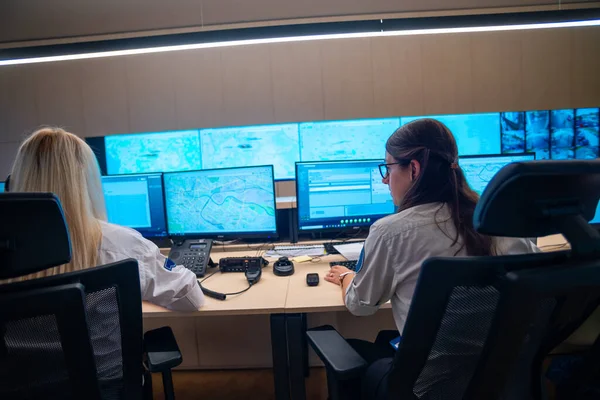 Vrouwelijke Bewakers Die Aan Computers Werken Terwijl Controlekamer Zitten — Stockfoto