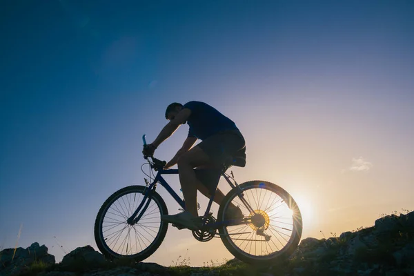 Silhouette Montanaro Forma Sella Alla Sua Bici Salita Terreno Roccioso — Foto Stock