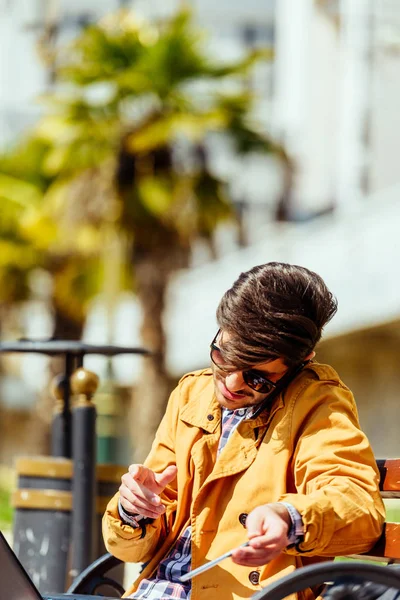 Hombre Relajándose Centro Ciudad Mientras Habla Móvil —  Fotos de Stock