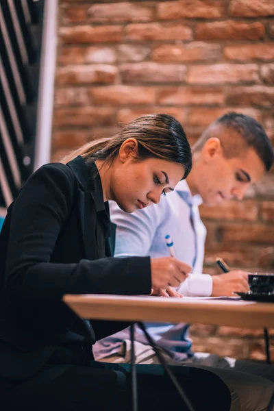 Pareja Joven Firmando Contrato Papel Juntos Una Reunión Negocios Bar —  Fotos de Stock