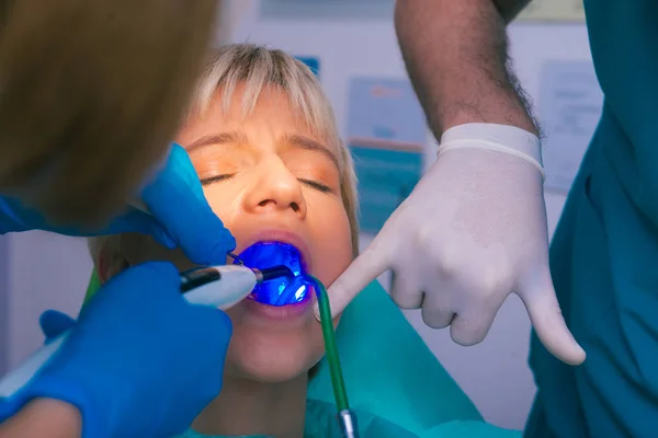 Examen Dental Cerca Con Luz Ultravioleta Una Paciente Femenina Consultorio —  Fotos de Stock