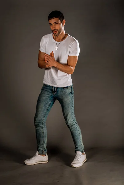 Elegante Ragazzo Moda Che Indossa Eleganti Jeans Blu Shirt Bianca — Foto Stock