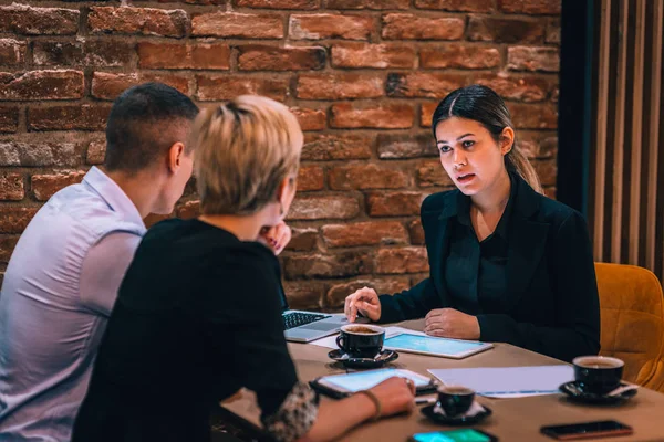 Gruppo Tre Persone Con Laptop Tablet Che Lavorano Progetto Caffè — Foto Stock