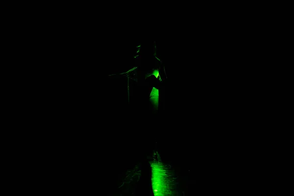 Laser Show Esboço Uma Dançarina Moderna Realizando Uma Dança Artística — Fotografia de Stock