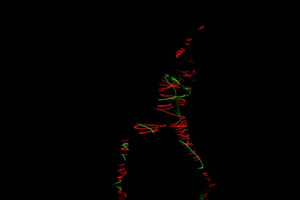 Ruchy Taneczne Wykonywane Przez Akrobatyczną Elastyczną Tancerkę Oświetloną Czerwonymi Zielonymi — Zdjęcie stockowe