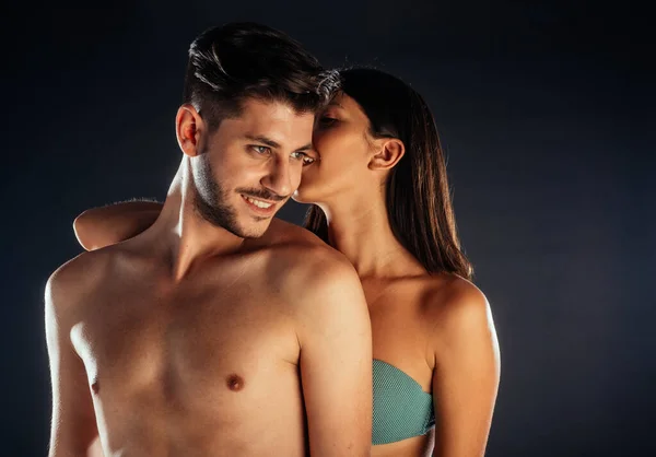 Modeatelier Aufnahme Eines Sinnlichen Paares Vor Dunklem Hintergrund — Stockfoto