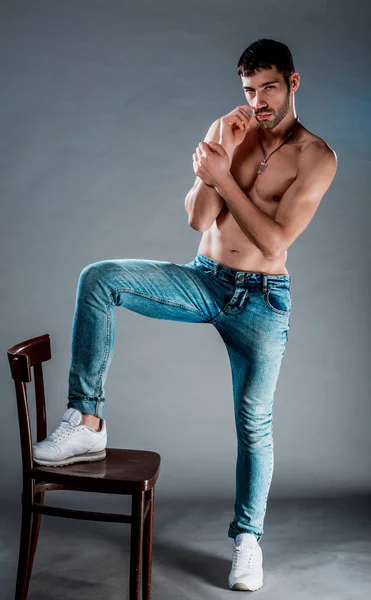 Colpo Busto Giovane Uomo Mezzo Nudo Con Indosso Jeans Stile — Foto Stock