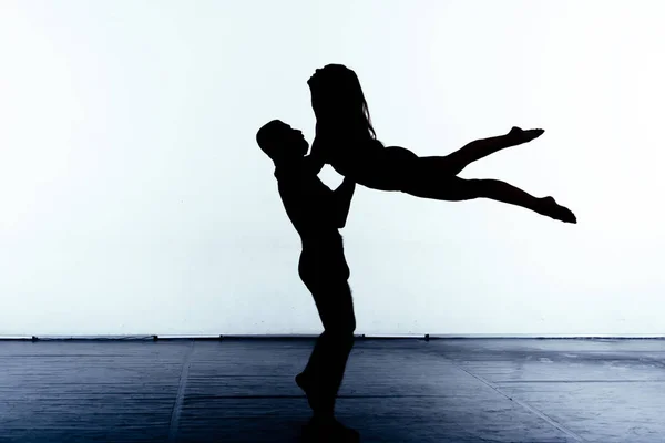 Hermosa Pareja Danza Joven Delgada Realizando Elegantes Coreografías Ballet —  Fotos de Stock