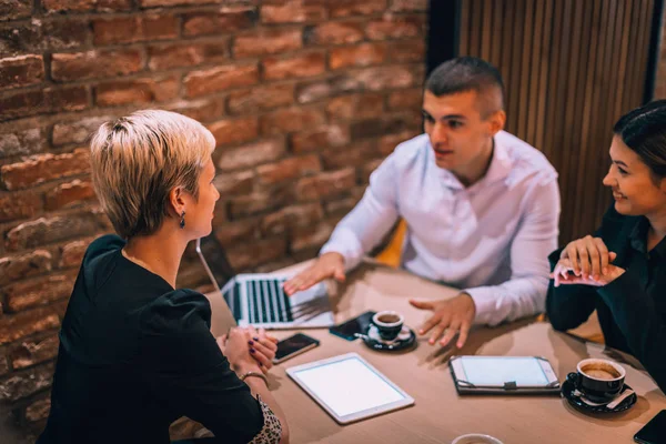 Glad Affärsman Och Affärskvinnor Som Har Teamwork Möte För Att — Stockfoto