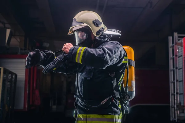 Pompier Avec Uniforme Protection Portant Masque Oxygène — Photo