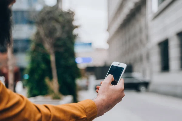 Genç Beyaz Bir Adam Cep Telefonu Kullanarak Şık Bir Kostüm — Stok fotoğraf