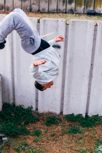 パルクール トレーニング バク転障害物をジャンプしながらアクロバット男 — ストック写真