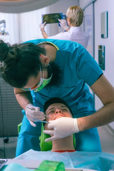 Dentiste Examine Les Dents Adolescent Dans Chaise Dentiste Cabinet Dentaire — Photo