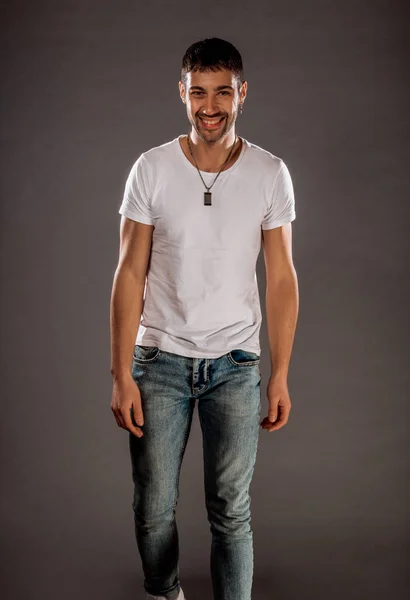 Retrato Jovem Bonito Vestindo Calças Jeans Azuis Camiseta Branca Isolada — Fotografia de Stock