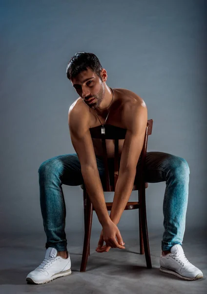 Estudio Retrato Moda Hombre Medio Desnudo Sentado Una Silla — Foto de Stock