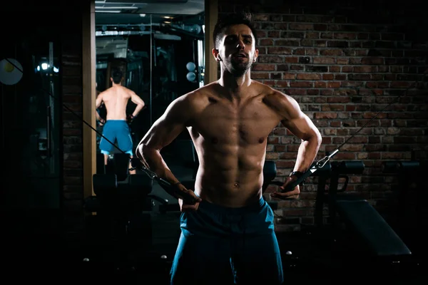 Schlanker Muskulöser Mann Der Fitnessstudio Pullups Trägt Kontrastreiches Bild — Stockfoto