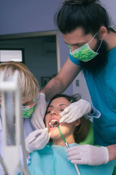 Dentistas Sexo Feminino Masculino Examinando Uma Paciente Sexo Feminino Com — Fotografia de Stock