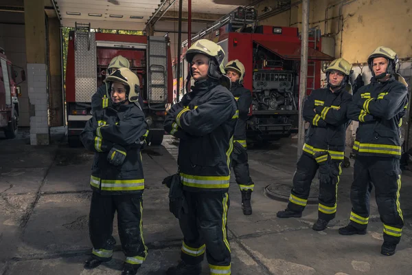 Grupo Bomberos Pie Confiados Con Los Brazos Cruzados Bomberos Listos —  Fotos de Stock