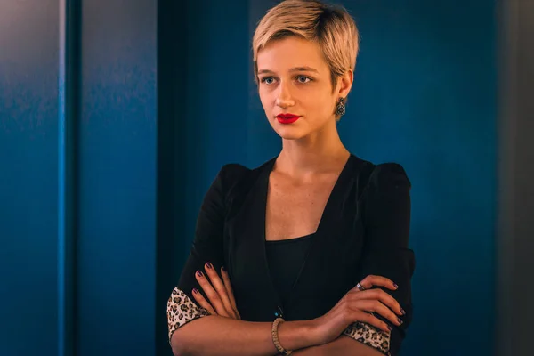 Retrato Una Mujer Negocios Con Brazos Cruzados Posando Sobre Fondo — Foto de Stock