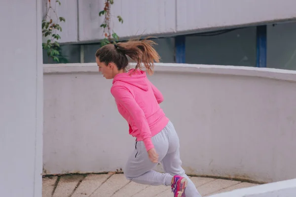 Mulher Ajuste Atraente Realizando Exercício Corrida Livre — Fotografia de Stock