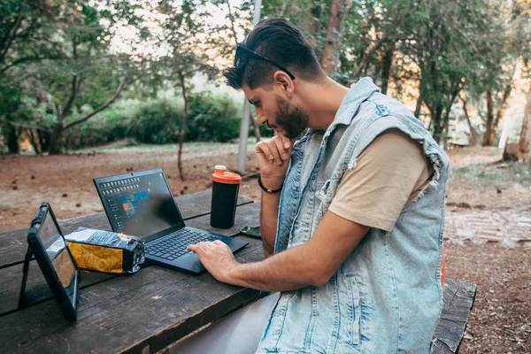 Overwerkte Freelancer Man Slecht Humeur Denken Taak — Stockfoto