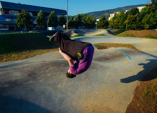 スケートパークでバックフリップを実行しながら 空中の若い男 — ストック写真