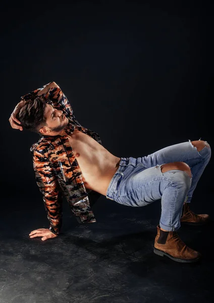 Stijlvolle Fashion Guy Poseren Topless Tegen Donkere Achtergrond — Stockfoto