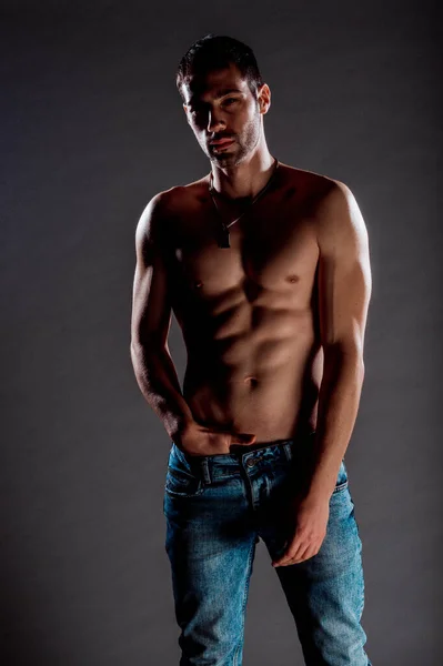 Portrait Homme Musclé Attrayant Vêtu Pantalon Denim Bleu — Photo