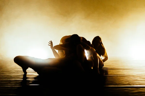 Groep Hedendaagse Dansers Die Een Dansroutine Beoefenen — Stockfoto