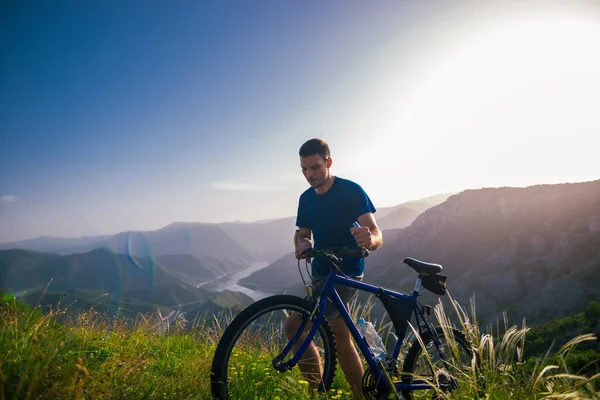 Perspektive Eines Fitten Mountainbikers Der Sein Fahrrad Bergauf Schiebt Mit — Stockfoto