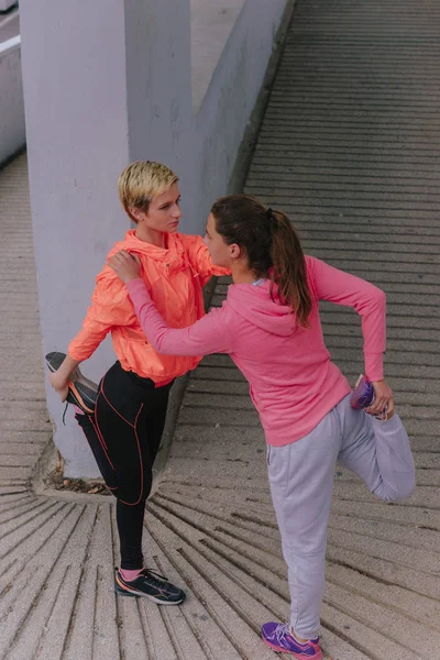 Mulheres Forma Atlética Durante Exercício Alongamento Uma Área Urbana Cidade — Fotografia de Stock