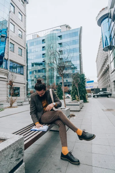 Joven Hombre Caucásico Usando Ropa Moderna Con Estilo Ambiente Urbano —  Fotos de Stock