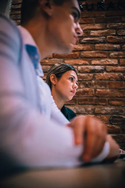 Glückliches Millennial Paar Hört Seinem Finanzberater Beim Kaffeetrinken Aufmerksam — Stockfoto