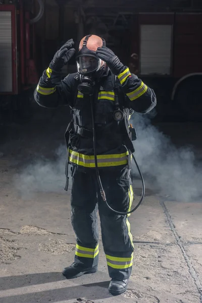 Retrato Bombero Con Asistencia Casco Bombero Fondo Oscuro Con Humo —  Fotos de Stock