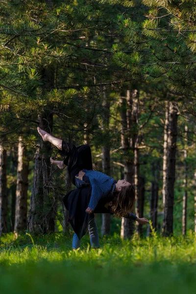 Hip Hop Dansers Actie Jonge Paar Casual Dansers Uitvoeren Van — Stockfoto