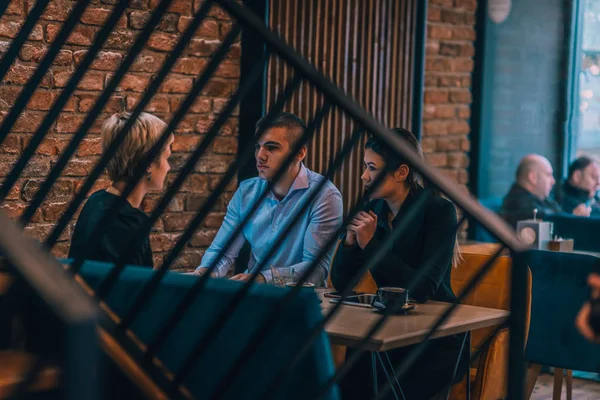 Reunião Negócios Dentro Café Com Foco Através Uma Cerca — Fotografia de Stock