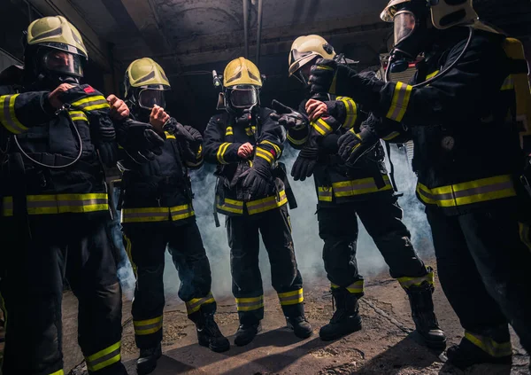 Zespół Strażaków Straży Pożarnej Maskach Przeciwgazowych Mundurach — Zdjęcie stockowe