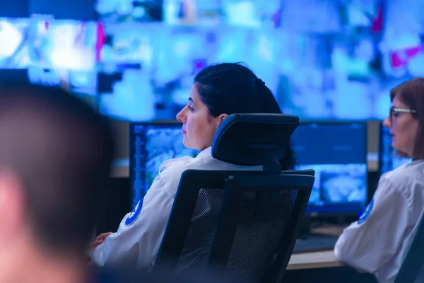 System Control Room Technische Operator Werkt Zijn Werkplek Met Meerdere — Stockfoto