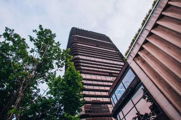 Edificio Oficinas Corporativas Torres Observadas Desde Ángulo Bajo — Foto de stock gratis