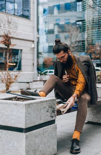 Hippi Modasına Uygun Giyinen Şık Bir Adam Şehir Merkezinde Bir — Stok fotoğraf